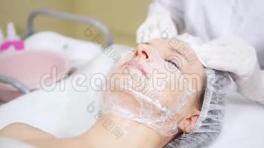 美容师清洗客户`面部，在美容诊所做美容手术。